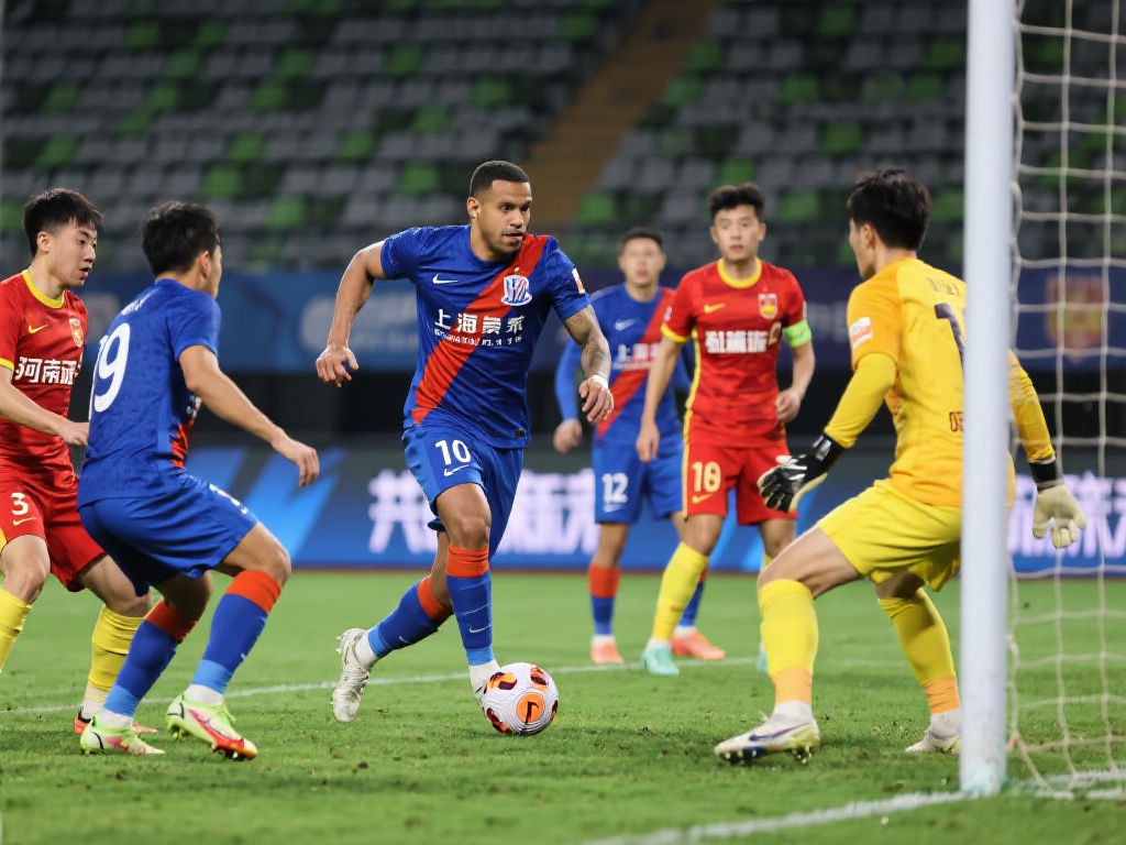 中超-米内罗独造三球吴曦破门 申花客胜河南 从整场比赛来看,上海申花在客场的战术布置