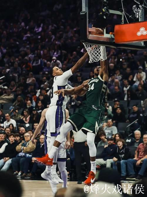 字母哥37+11力压群雄，拉文复出砍20分，雄鹿客场狂胜国王